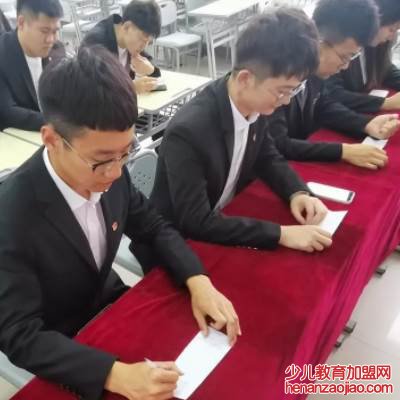 高校学生代表大会的领导机构是什么？